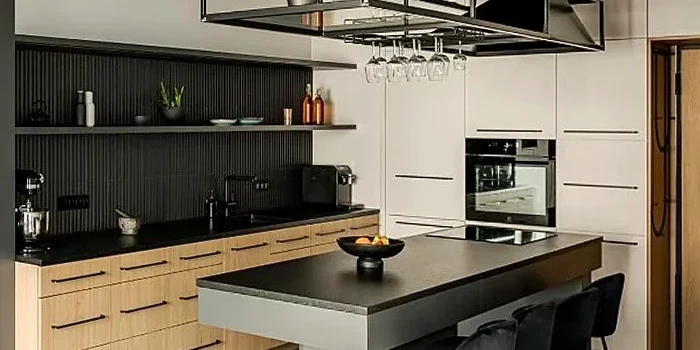 Apartament Mokotów — kuchnia loftowa: gięta antracytowa zabudowa Egger z wnękami eksponującymi książki, czarna stalowa kratownica nad wyspą